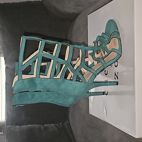 Chelsea & Zoe Green heels - Picture 2 of 5